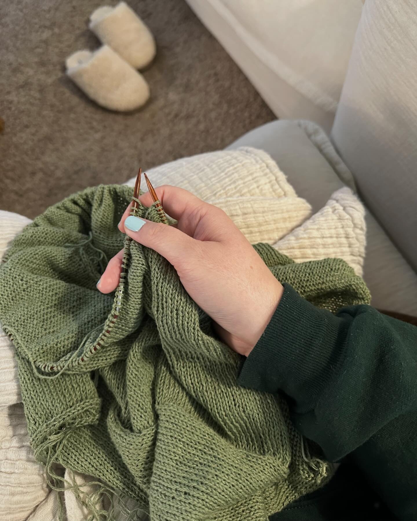 knitting mindless stockinette on my air tee is making me so happy 🌱

.
.
.
.
#airtee #ozettaknitwear #ozetta #sandnestynnline #sandnesgarn #springknits #springknitting #summerknitting #summerknits #knitting #knittinglove #handknit #handmade