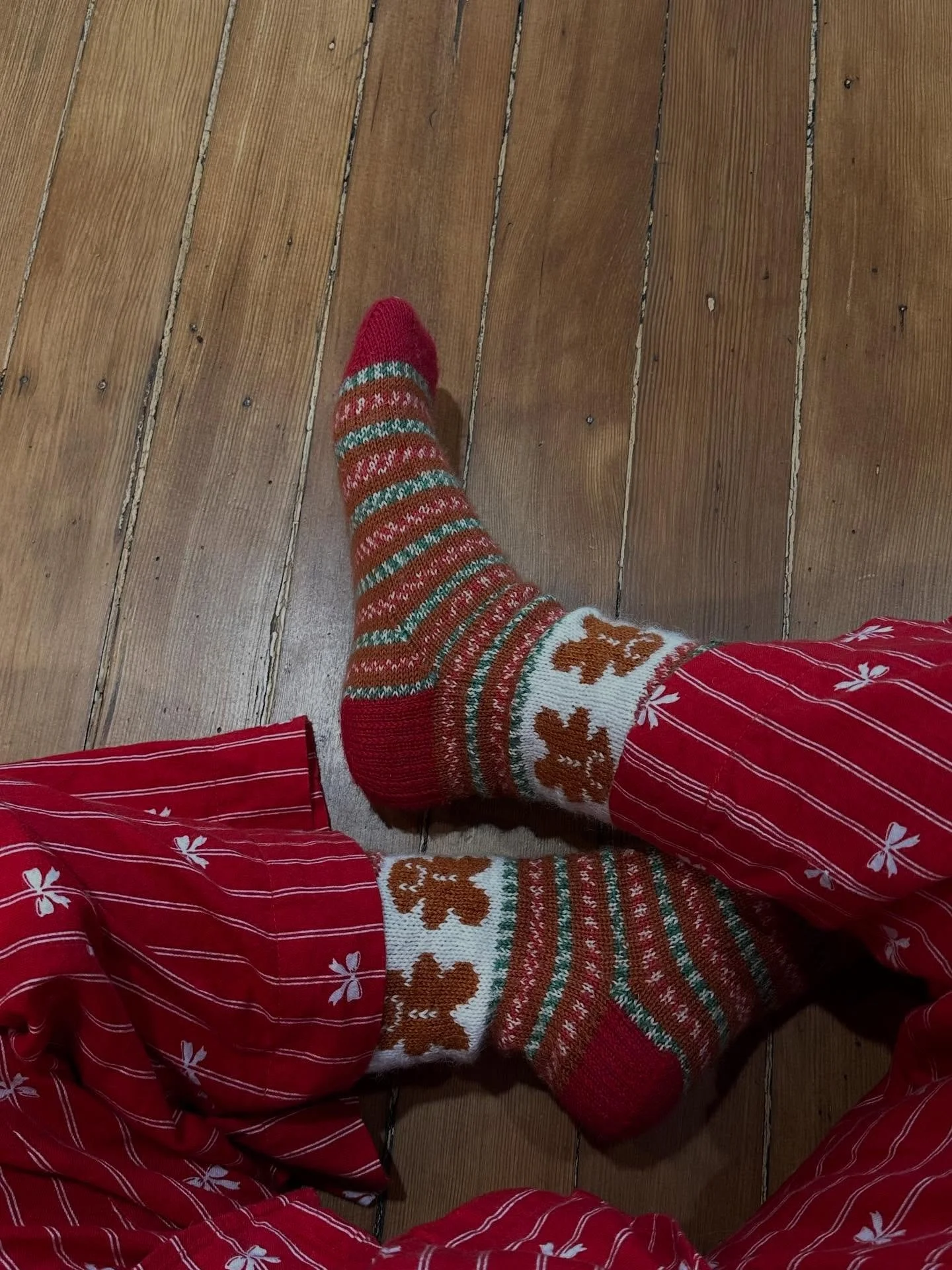 i look forward to wearing these christmas every year! i made these 2 years ago and they&rsquo;re still one of my favorite hand knit items to date &hearts;️🎄

#christmas #christmassocks #handknitsocks