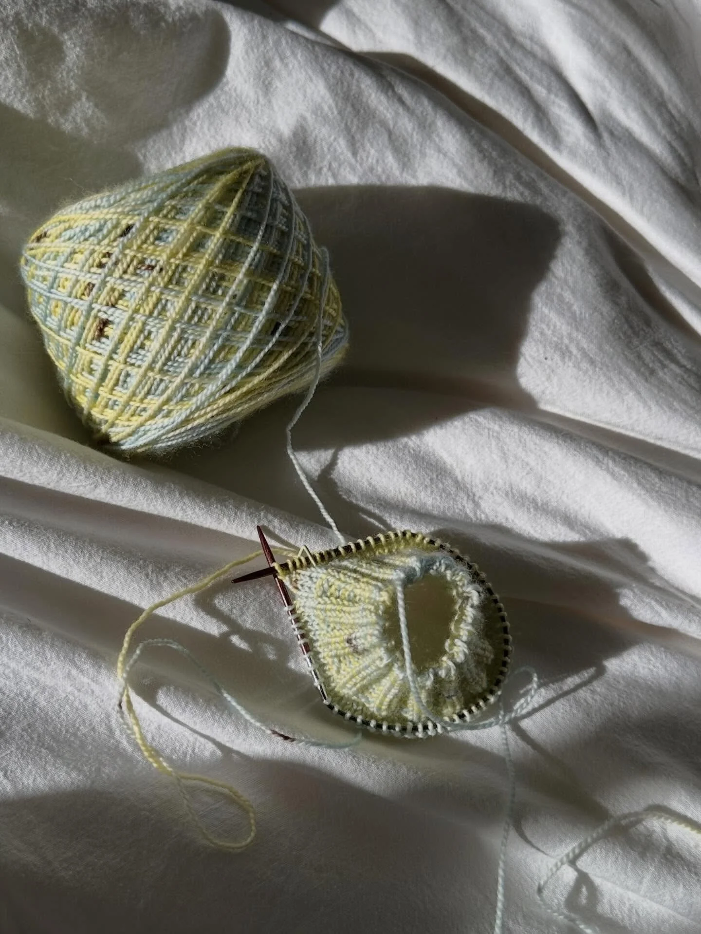 hanging out with knitting friends always leaves me so inspired! after seeing @whatmarielmade making a sock today, i had to cast on a new sock when i got home! 

using stash yarn - hand dyed yarn from @ritualdyes in the color libra ✨