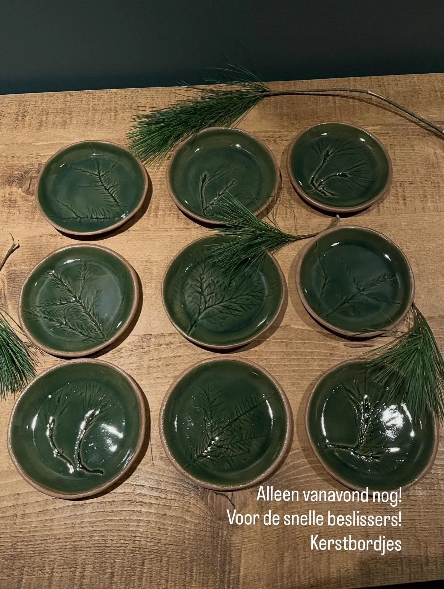 Na een succesvol open atelier vrijdag en zaterdag is er nog wat moois!
Voor de snelle beslissers!!
morgen op de post=voor kerst in huis. ( hopelijk).
Bordjes gemaakt van bruine klei, gebakken op 1220C, vaatwasbestendig.
Handgevormd met afdrukken van 