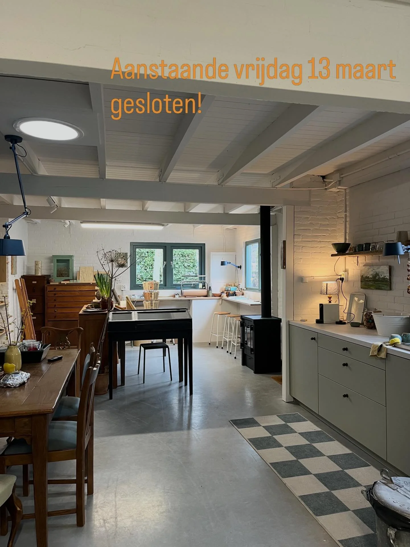 Op vrijdag staat hier altijd de deur open en de koffie klaar.
Deze vrijdag (13 mrt) ben ik er niet, ik ga m&rsquo;n draaiskills naar n hoger niveau brengen in t fantastische atelier van @coramay_koning. Heerlijk , met 2 vriendinnen, onder haar begele