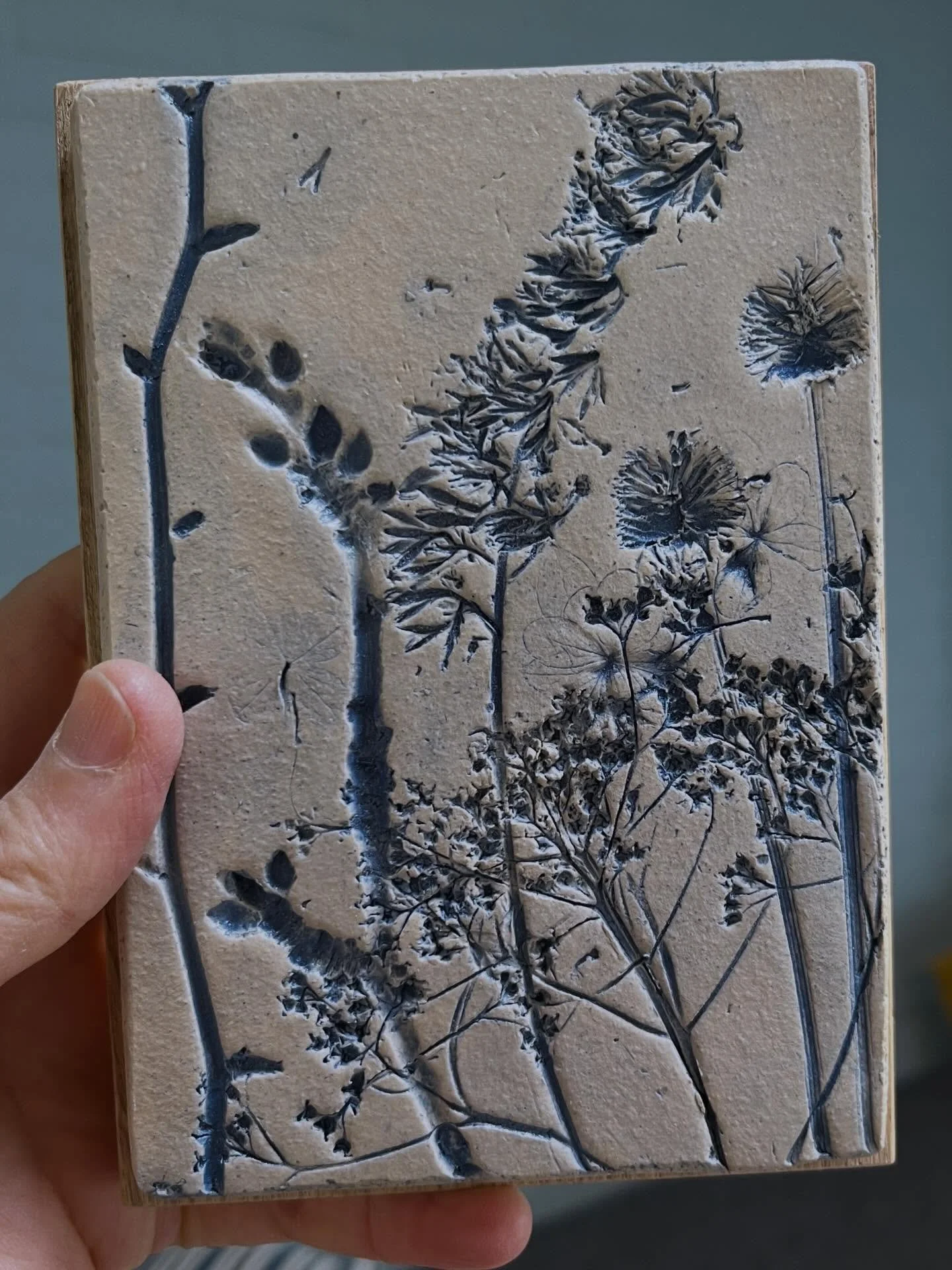 Sommige werken raken je meer dan anderen, dit was er zo &eacute;&eacute;n.
In n envelopje kwamen de knipsels uit de oude tuin met de post.
Een mailtje vooraf met de vraag om er een klein, mooi herinneringswerkje van te maken in blauw. Herinneringen a