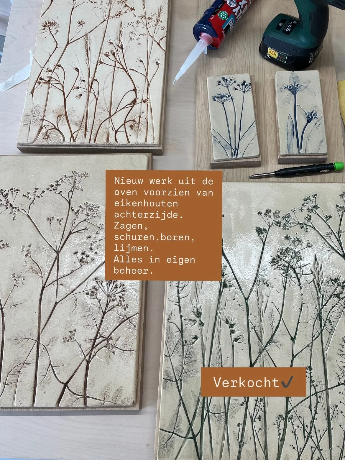Voordat n werk bij je aan de muur hangt heb ik t al vaak in mijn handen gehad.
Klei rollen, planten plukken, compositie maken, drogen, stoken, glazuren, stoken, dan eikenhout gezaagd door manlief schuren, boren en keramiek erop lijmen.
Alles met aand