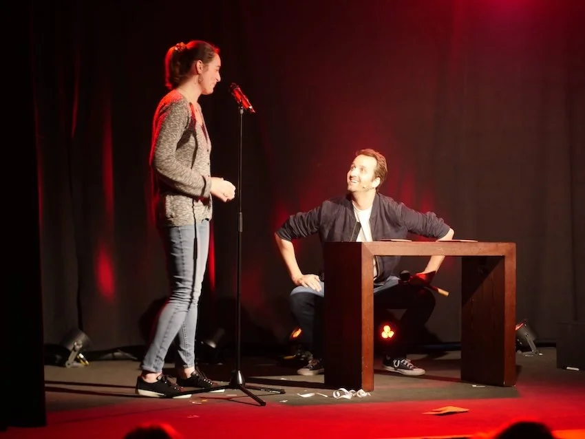 Spectacle magie humouristique scène par Mathieu Gaé