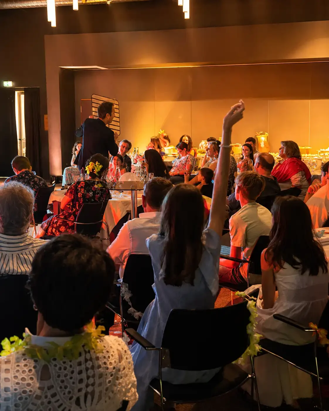 Spectacle mentalisme scène pour entreprise par Mathieu Gaé