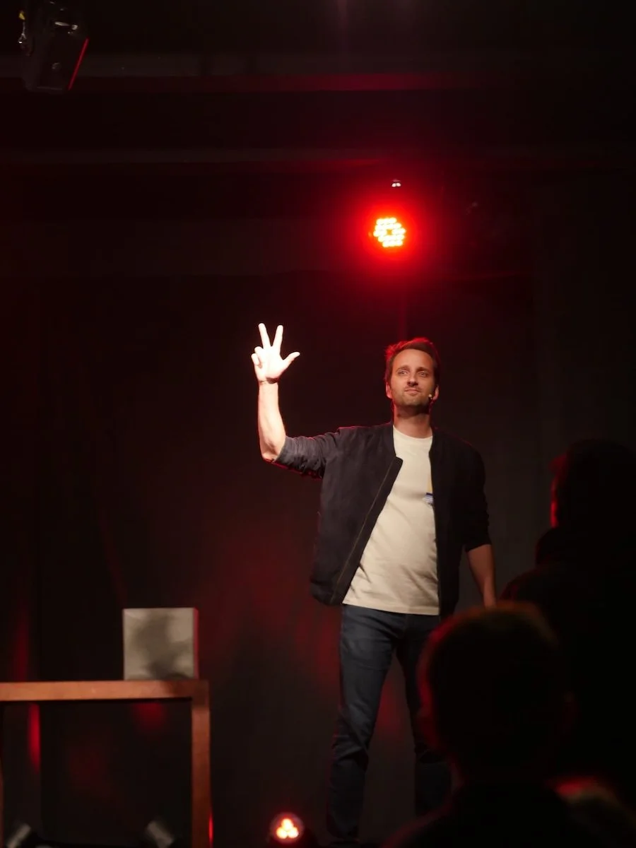 Spectacle mentalisme scène par Mathieu Gaé