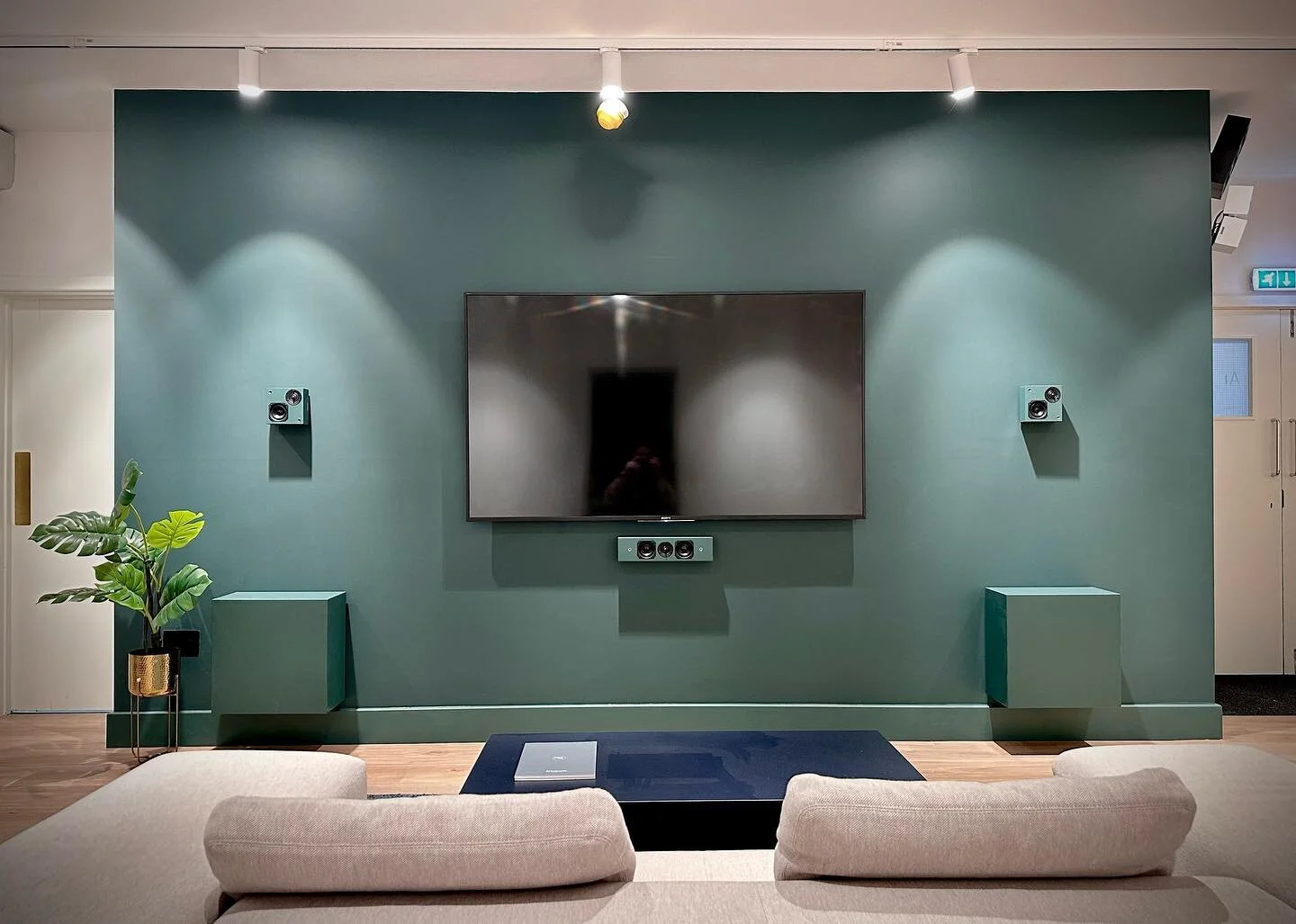 Continuing the @artcousticloudspeakers love from yesterday’s visit to their new showroom! Unbelievable sound quality from these teeny tiny speakers that are colour matched to the wall.