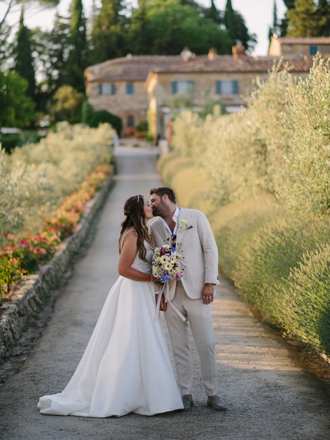 A quiet Tuscan moment 💛
This couple found the most romantic little street at Le Filigare, kissed under the soft evening light, with the rolling hills in the backdrop. These are the timeless memories that make a wedding in Tuscany feel like a dream.
