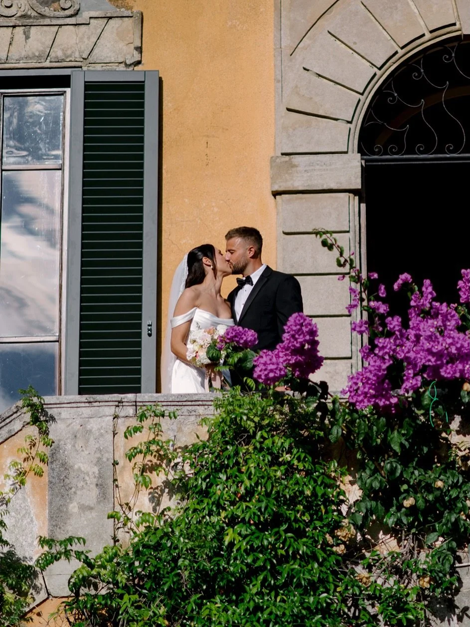 An elegant celebration at Villa di Ulignano in Tuscany ✨
From the quiet morning moments to the laughter at long tables under the stars, this wedding was the perfect blend of intimacy and elegance.

Golden Tuscan light, timeless design, and real emoti