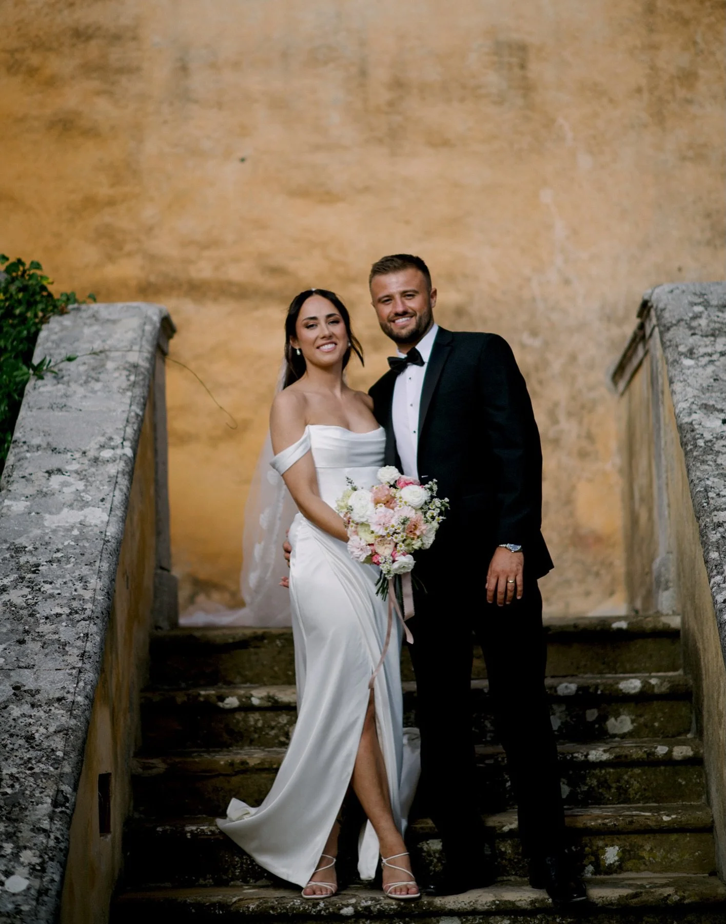 A moment of joy, light and laughter &mdash; captured on the timeless stairs of Villa di Ulignano.
Every wedding here feels like a story woven between Tuscany&rsquo;s hills, golden stone, and a touch of Italian magic.
Real smiles. Real connection. Rea