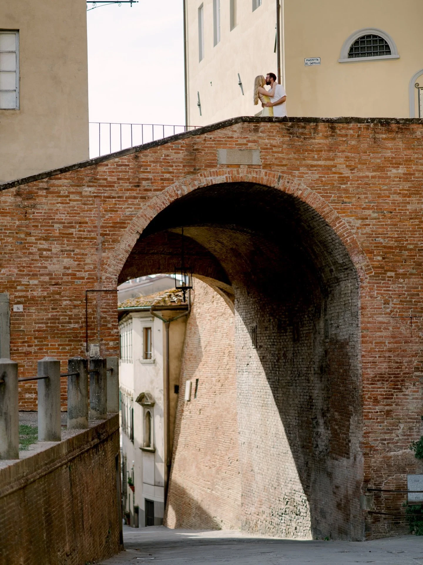 ✨ Tuscany Elopement in San Miniato ✨
A quiet kiss on the cobblestone streets of San Miniato, timeless charm, and the feeling that the whole town paused for just one moment. These are the days that make wedding photography in Tuscany so special intima