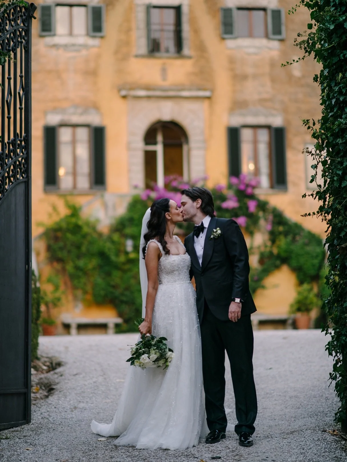 A kiss in front of Villa di Ulignano ✨
As a Tuscany wedding photographer, these are the moments I&rsquo;m drawn to &mdash; the pause between movement, the closeness before the next laugh. Villa di Ulignano has this way of slowing everything down, let