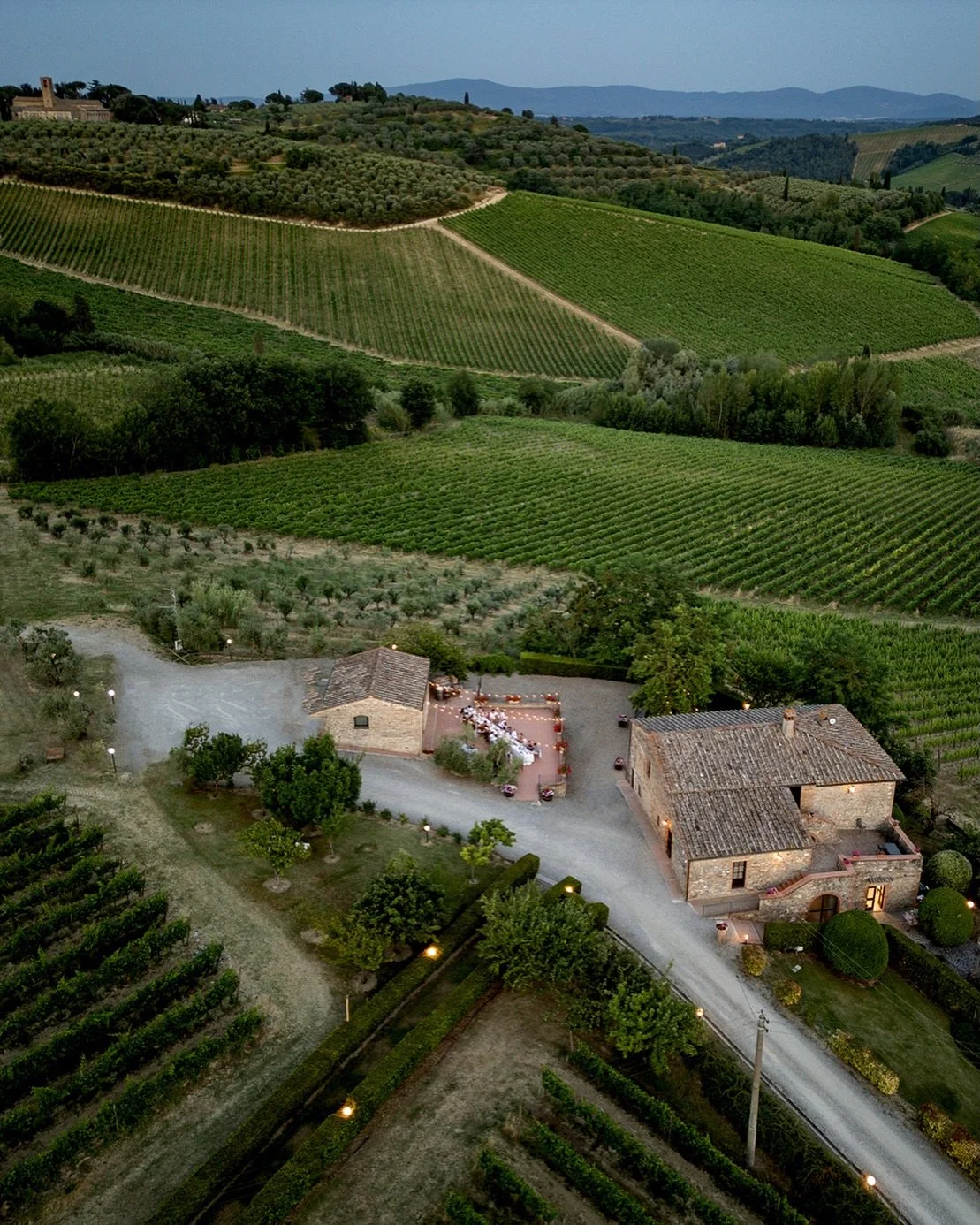 Dinner among the vineyards at Villa Palagetto 🥂
The kind of evening Tuscany is made for ,long table with the vines around, laughter echoing through the hills, and a view that feels endless. Captured by a Tuscany wedding photographer, this wedding at