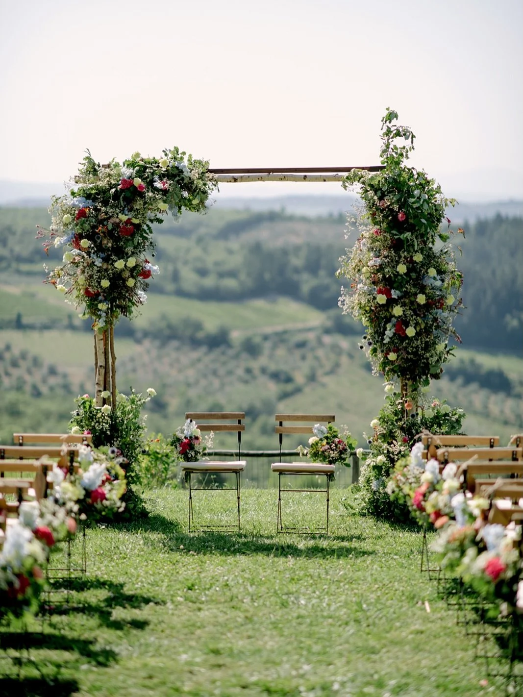 Le Filigare, Chianti. A simple, quiet ceremony surrounded by vineyards and open hills. As a Tuscany wedding photographer, I love how Le Filigare keeps everything honest and natural &mdash; nothing forced, just real moments in a beautiful place.

#lef