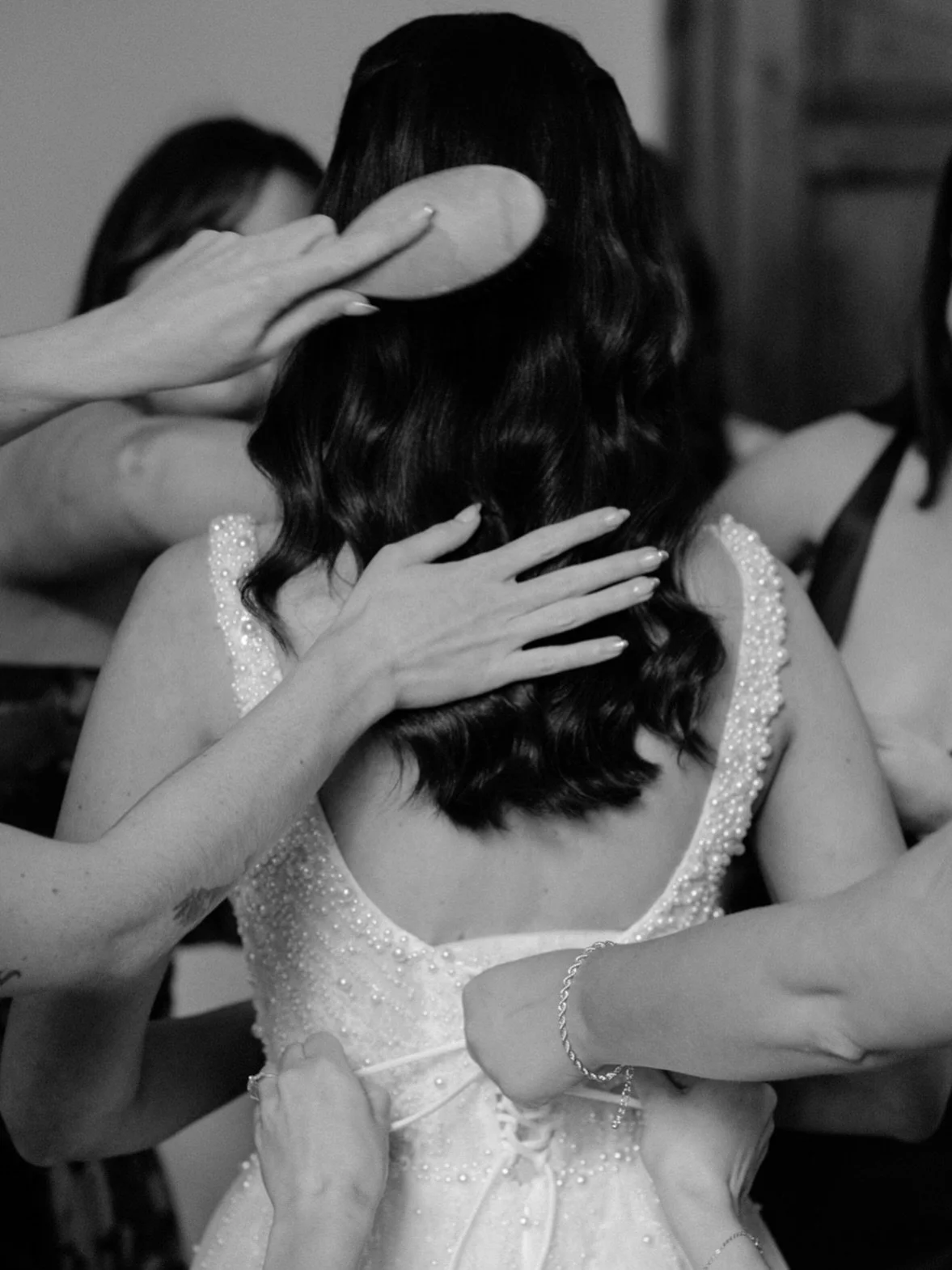 Villa di Ulignano, Tuscany
The morning energy with everyone helping, adjusting the dress, fixing hair, sharing small moments before everything begins. As a Tuscany wedding photographer, these getting-ready scenes are some of my favorites. Honest, a b