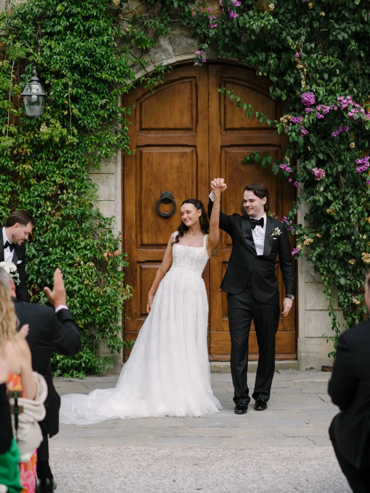 Joy right after the ceremony is always one of my favourite moments to capture. This celebration at Villa di Ulignano was pure happiness hands in the air, family cheering, Tuscany light wrapping everything in that warm glow.
I love documenting these i