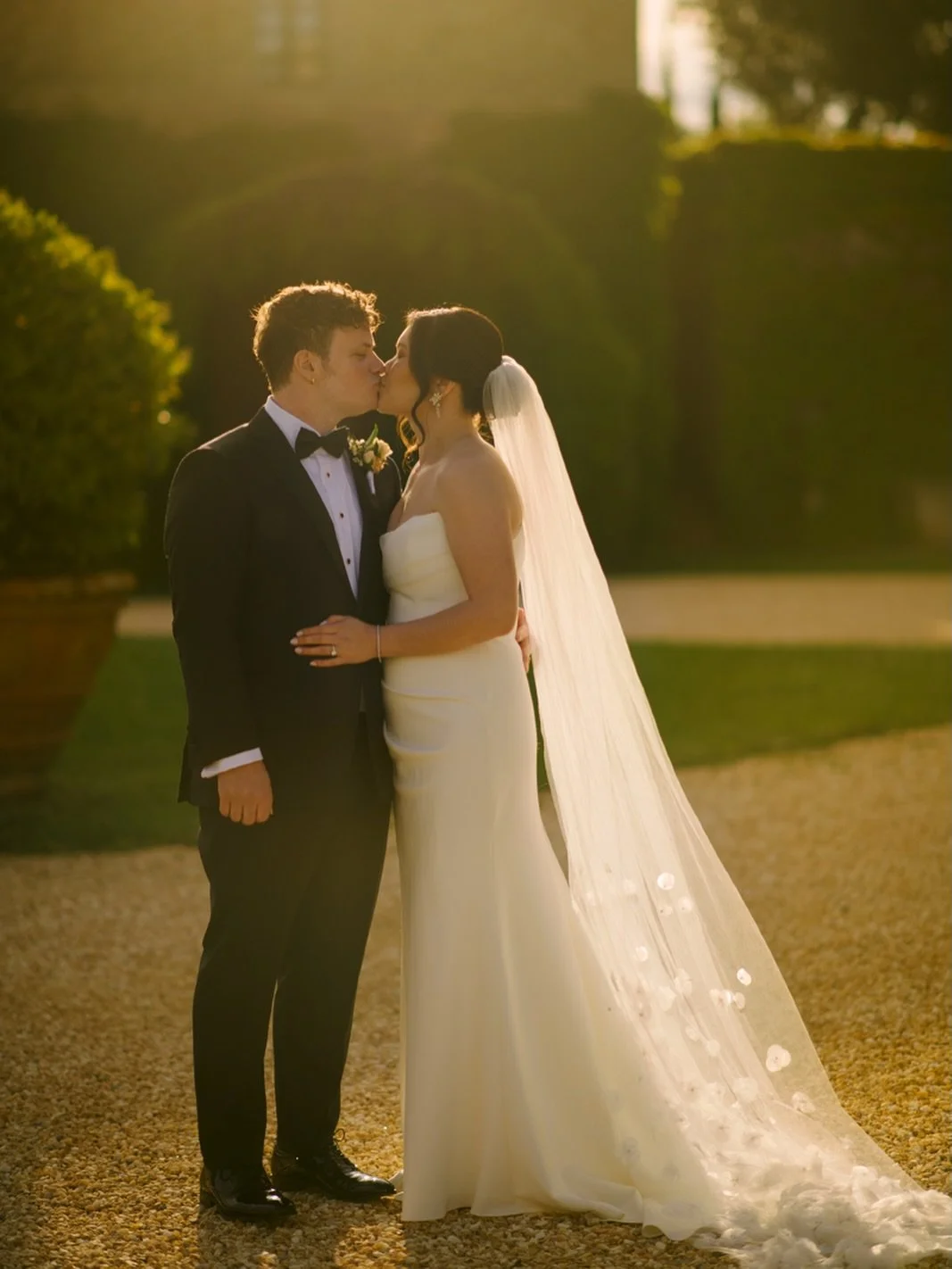 Golden hour kisses in the gardens of Castello di Celsa ✨

That quiet moment just after the ceremony, when the Tuscan light softens, the air cools, and everything finally slows down.
This is wedding photography in Tuscany at its best: natural light, r
