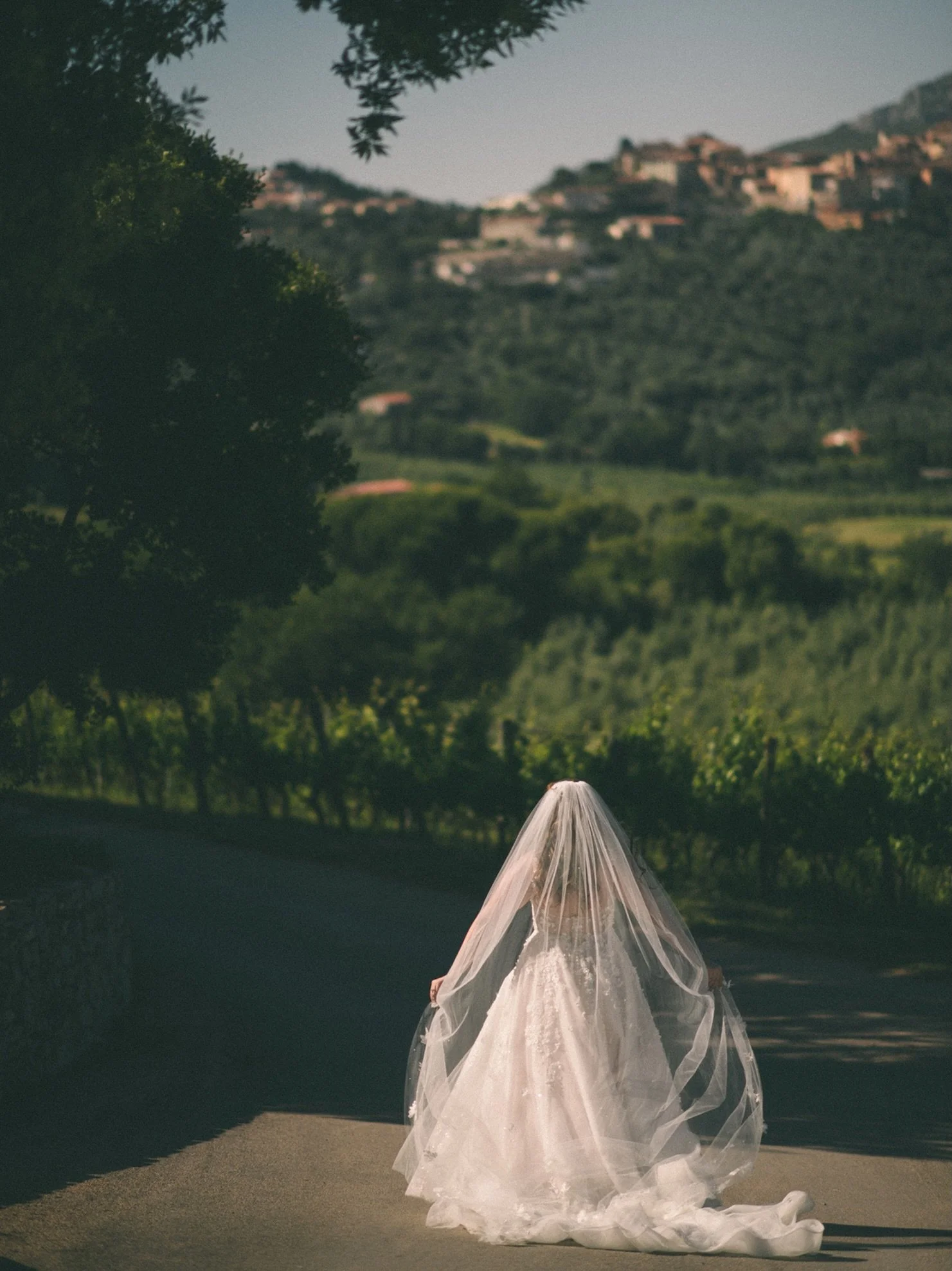 A quiet bridal portrait at Castello Bonaria, just before the day started to move faster.

The road, the veil, the Tuscan hills in the distance, and that small moment of stillness before the ceremony. This is the kind of image I love from a destinatio