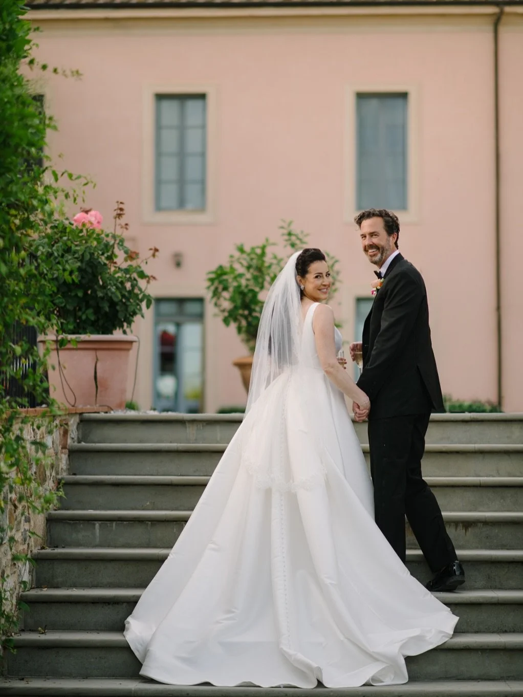 Tuscany wedding photography at Villa Daniela Grossi, just outside Lucca, where a blush pink facade meets formal gardens and a long table set under the vines.

This is what a wedding day here actually looks like through the lens. Morning portraits on 