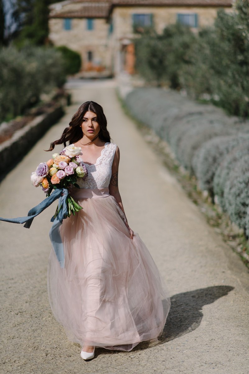 Bride walking with her bridal bouquet at Le Filigare wedding venue in Tuscany.