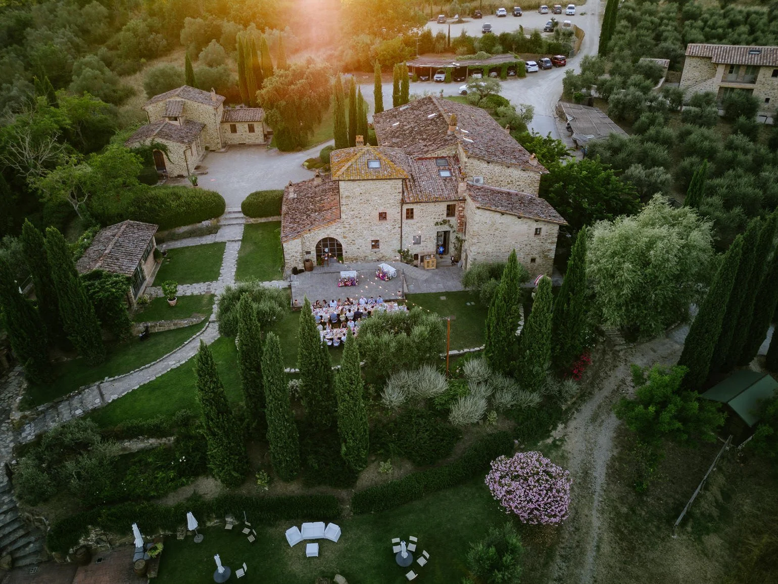 Stunning drone photo of Casa Cornacchi wedding dinner in Tuscany. Toscaanse trouwlocatie