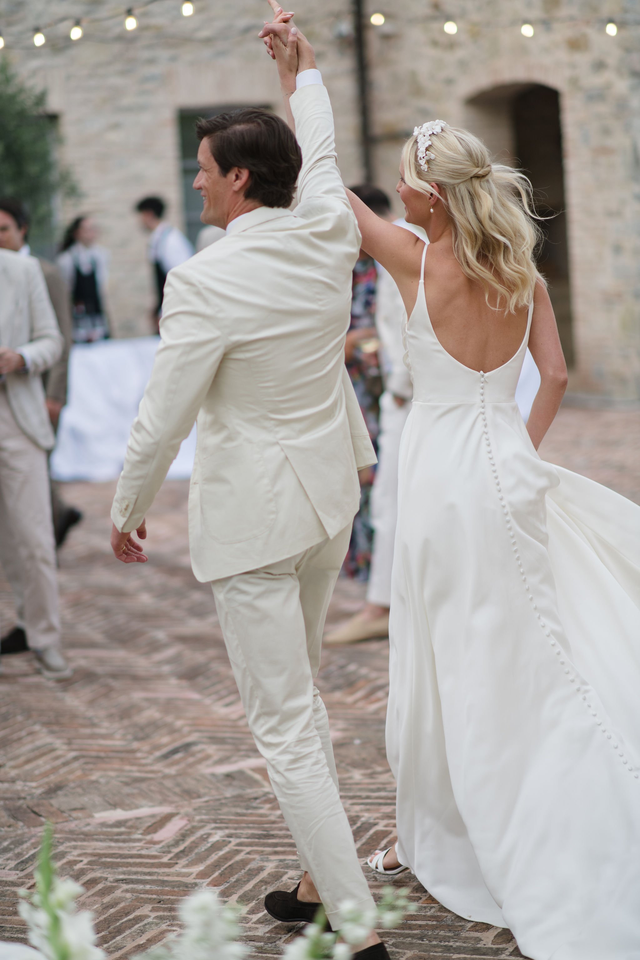 Bridal couple entering wedding dinner in Umbria