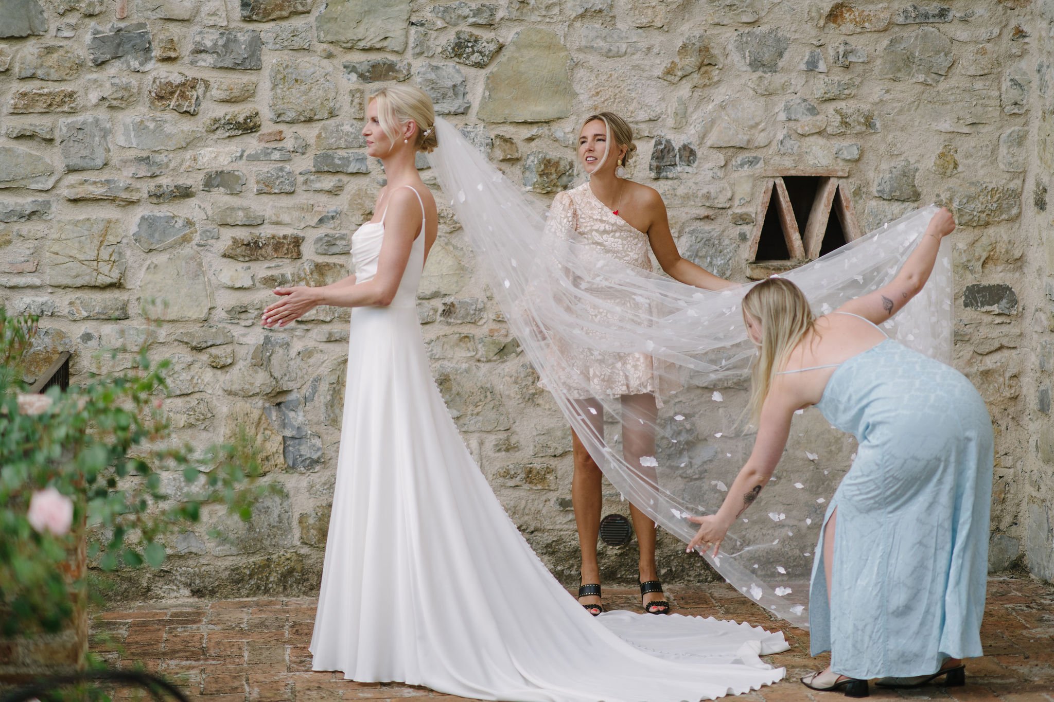 Tuscany wedding photographer taking photo of the bride in beautiful dress