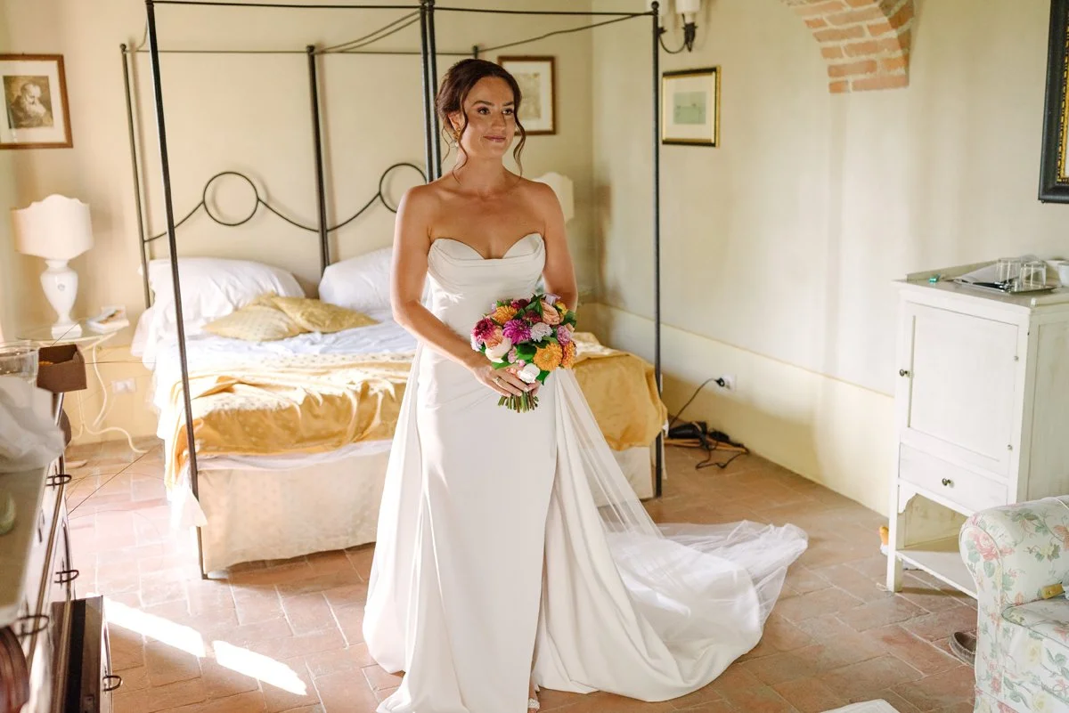 bride waiting her father for the first look