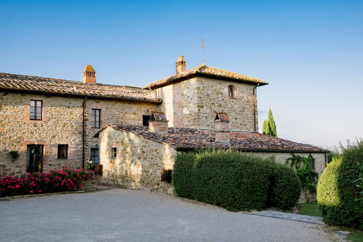 The main building of Casa Cornacchi, a countryside wedding venue in Tuscany