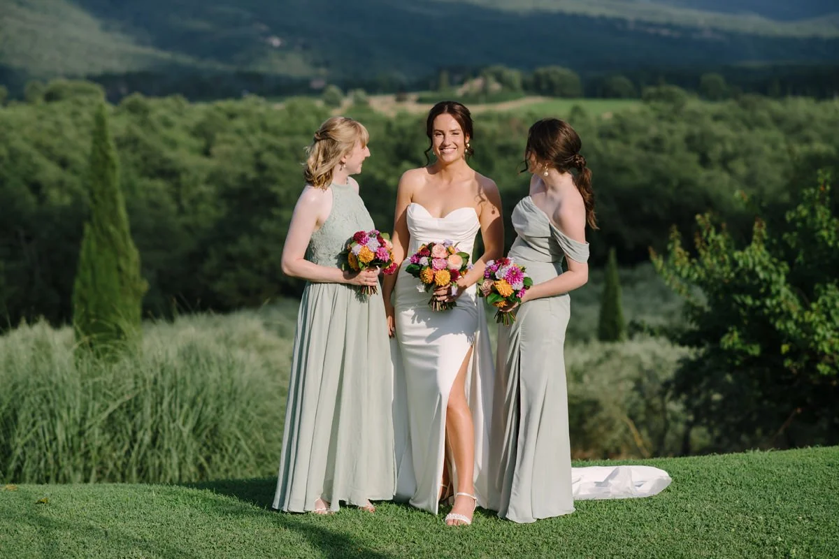Bridesmaids and bride at Casa Cornacchi Trouwen in Toscane
