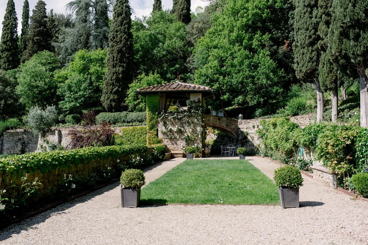 Garden and terrace area with a small outbuilding at Villa Le Fontanelle wedding venue in Florence.