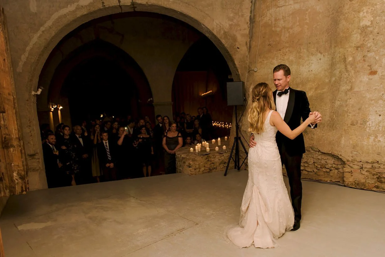 First dance of the wedding couple inside the limonaia at Castello di Montegufoni.