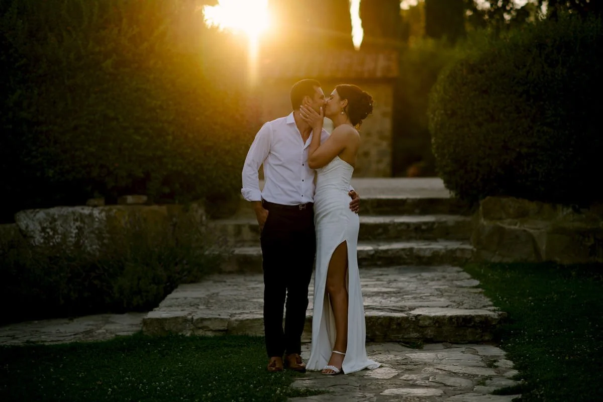 Couple kissing in the garden at Casa Cornacchi during sunset in the Tuscan countryside