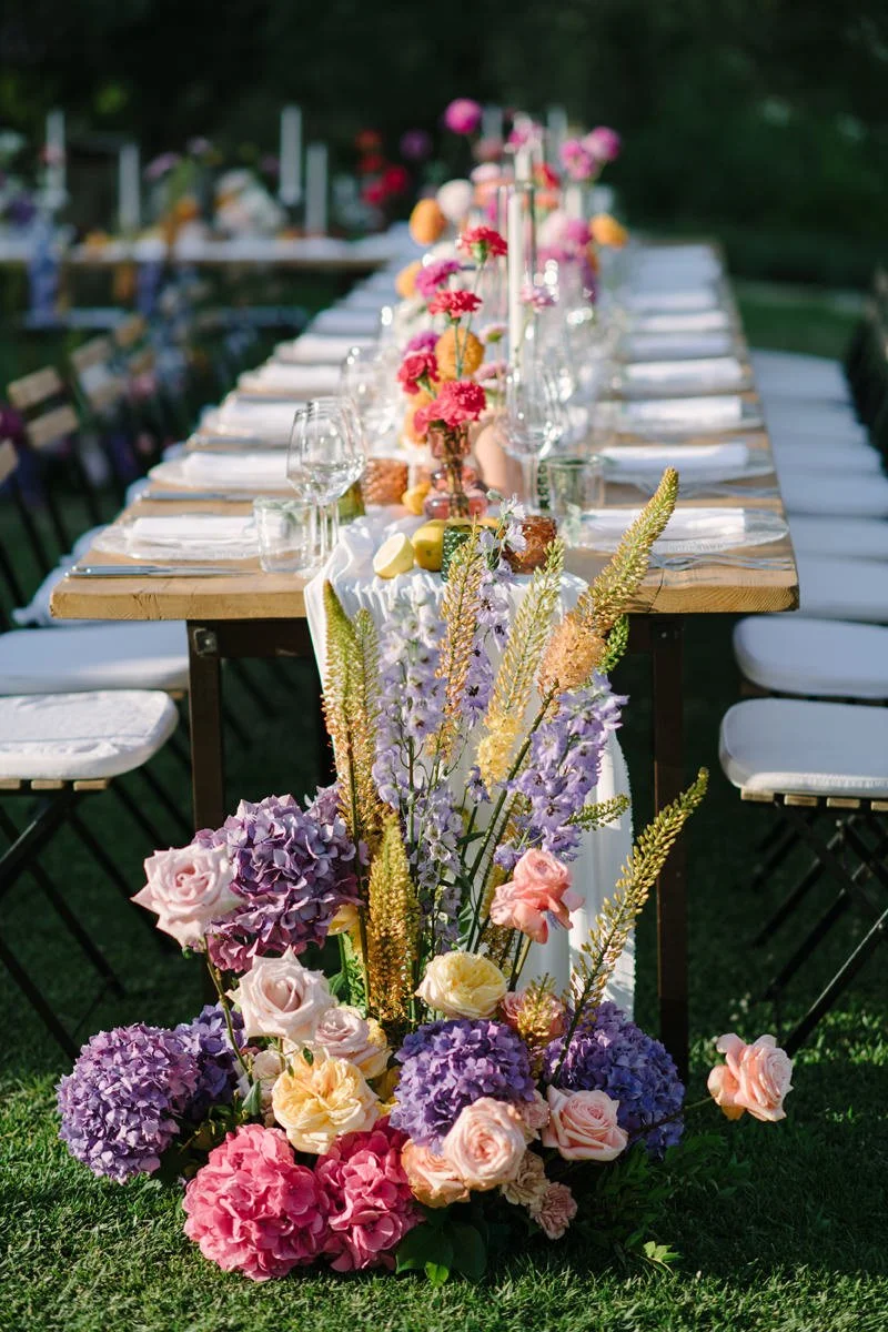 Wedding dinner table flowers by Stiatti Fiori, wedding florist in Tuscany