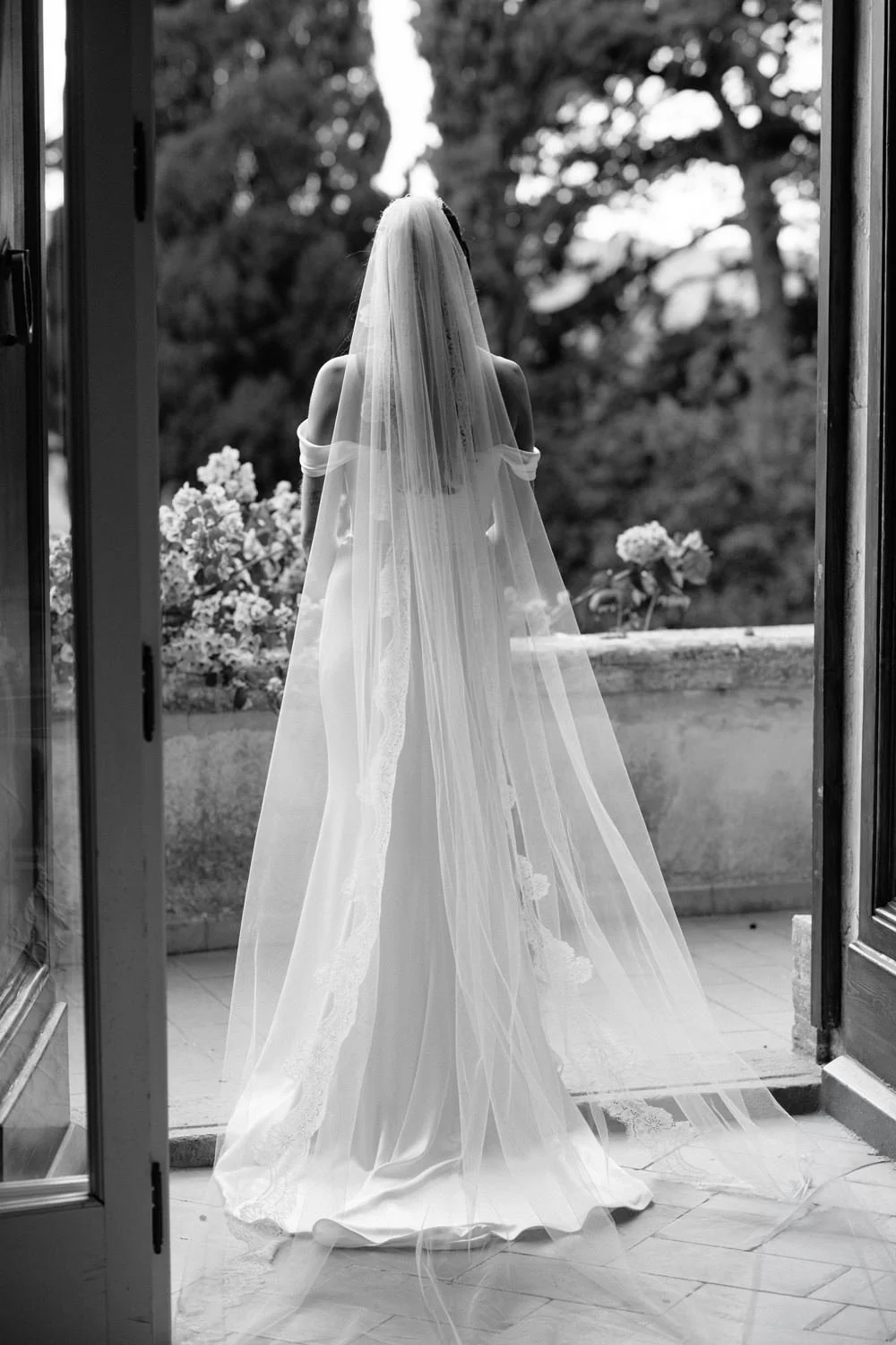 Bride from behind in her long veil at Villa di Ulignano, black and white October wedding portrait by FunkyBird