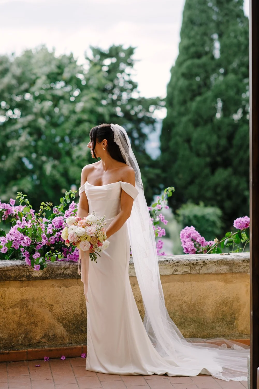 villa-di-ulignano-wedding-bride-bouquet-funkybird.jpg