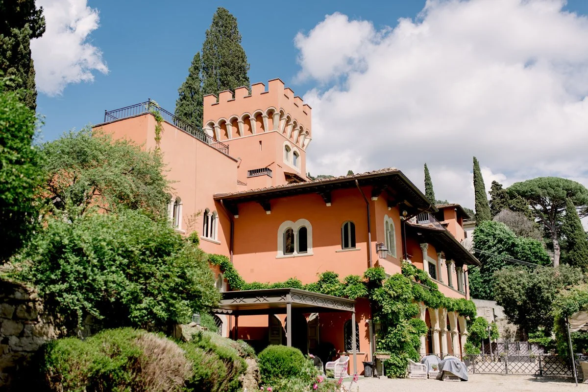 Side view of Villa Le Fontanelle showing classic Tuscan architecture and garden surroundings in Florence.