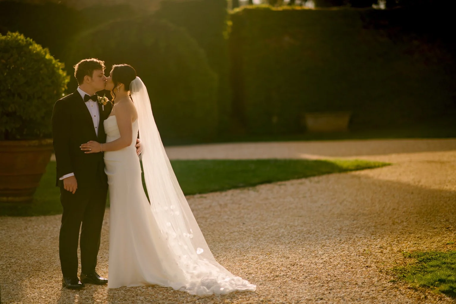 Couple kissing during golden-hour sunset at their Castello di Celsa wedding in Tuscany, captured by FunkyBird Photography
