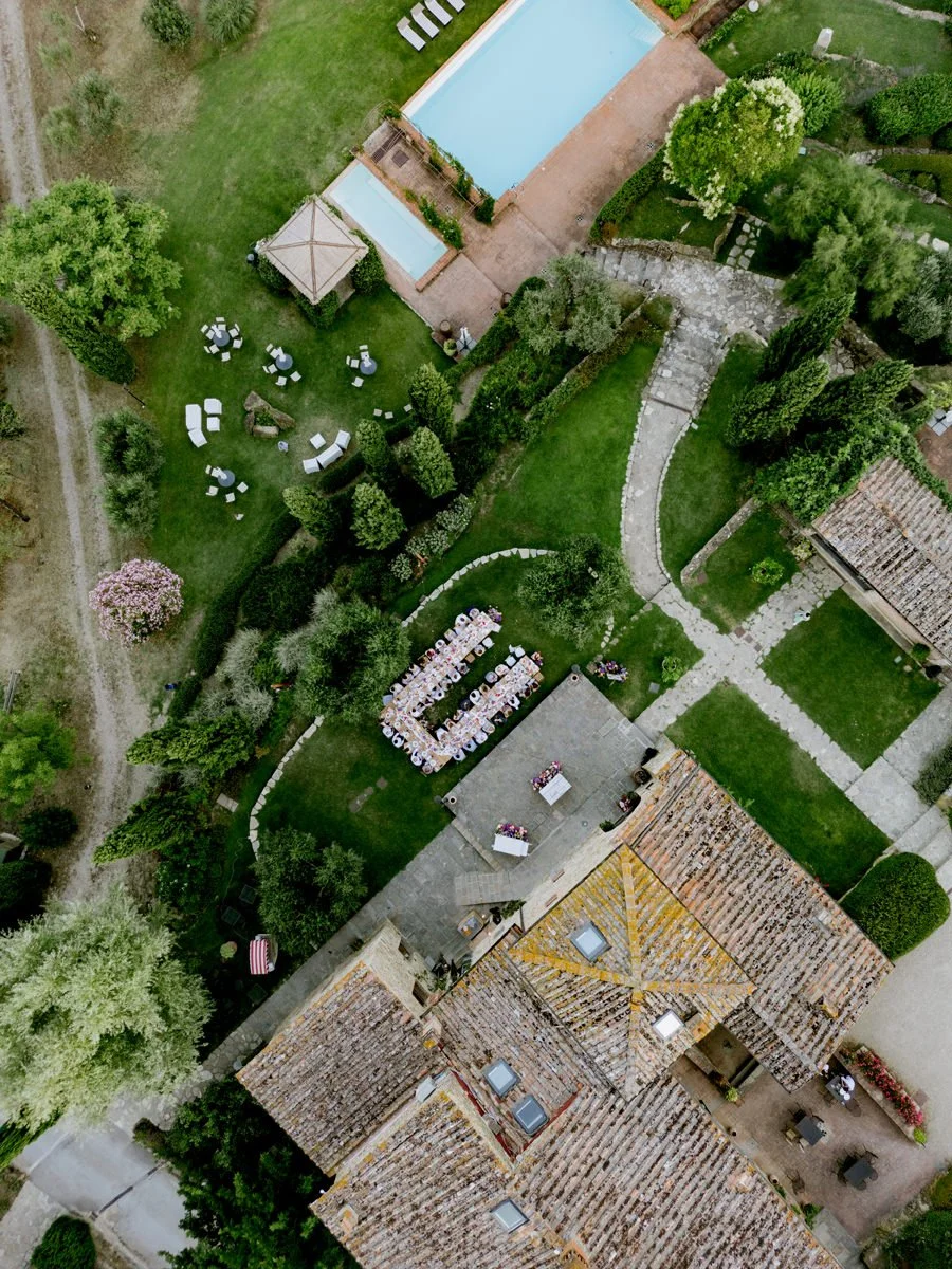 Aerial view of wedding dinner setup and pool area at Casa Cornacchi in the Tuscan countryside