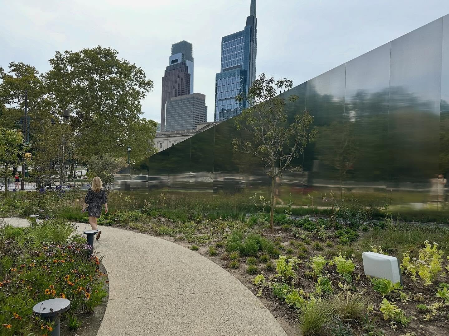 🌿🌱🍂 Site visit at the #caldergardens 💃🏻 how do you spot an architect in a museum ? He looks at the art AND the detail of the building 😅 #museum #philladelphia #art