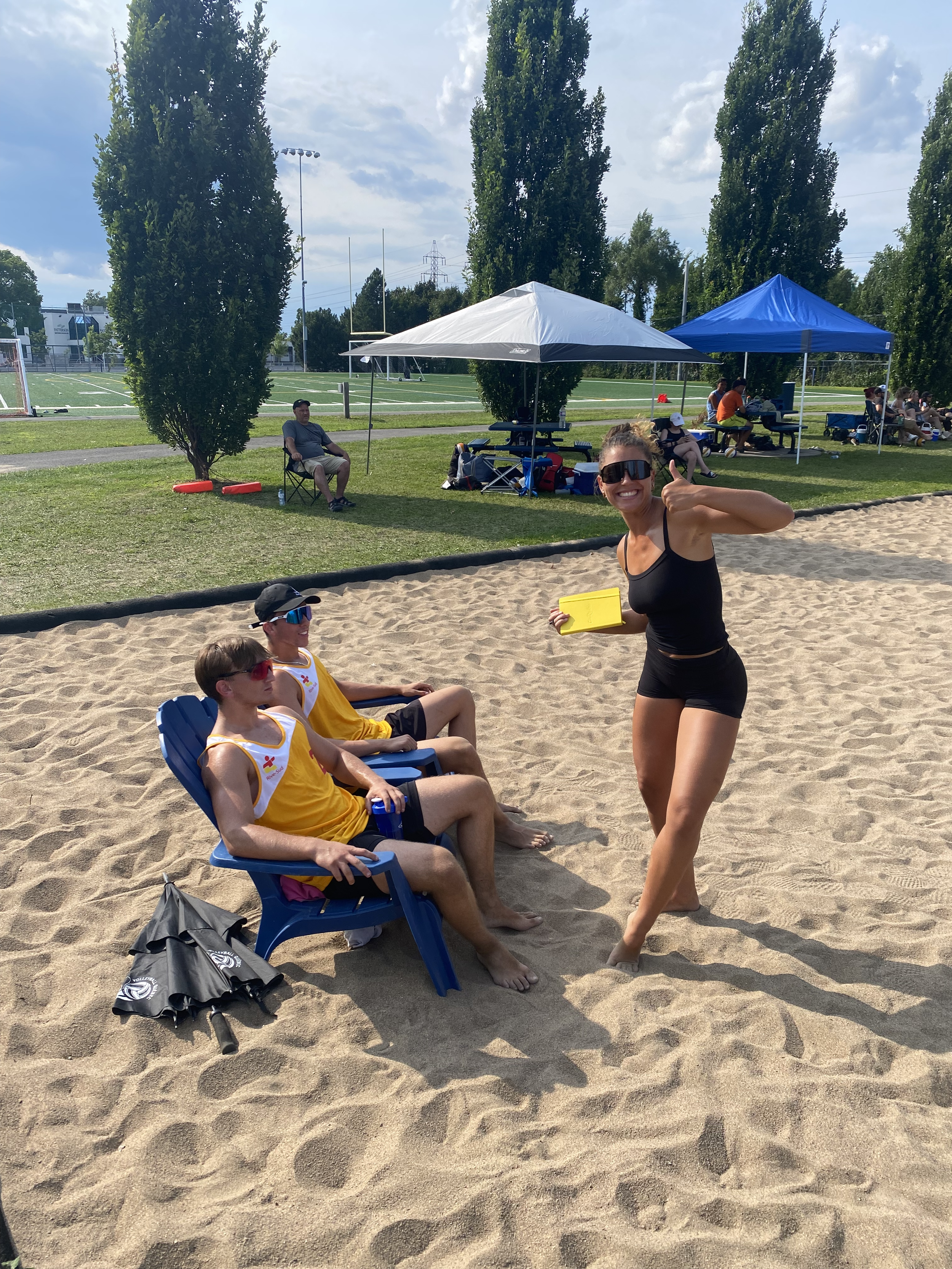 Athlètes de Beach Volley MTL sur le sable