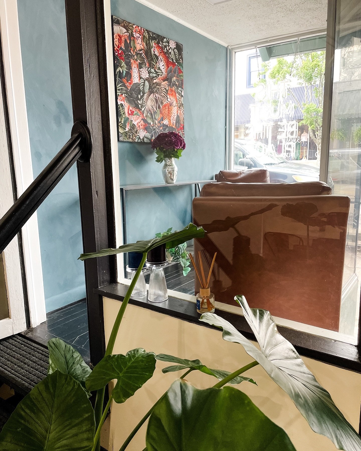 Good morning! Did you guys know we have these little window nooks for you to enjoy? You can close the door and get some studying in or sit back with an Avo Toast and enjoy some people watching. Come check it out this week! 

S/O to Jane for the beaut