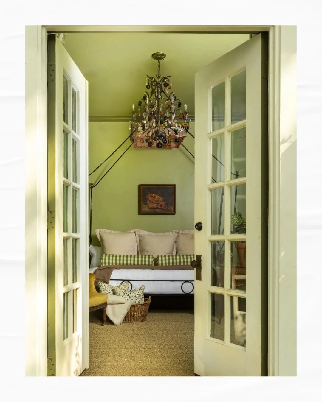 A little cottagecore moment at @themarlene_htx. The inn&rsquo;s newest stay, Tracie&rsquo;s Cottage is relaxed, inviting, and just the right amount of playful.

Explore the full space + read more via @inregister at the link in our bio.