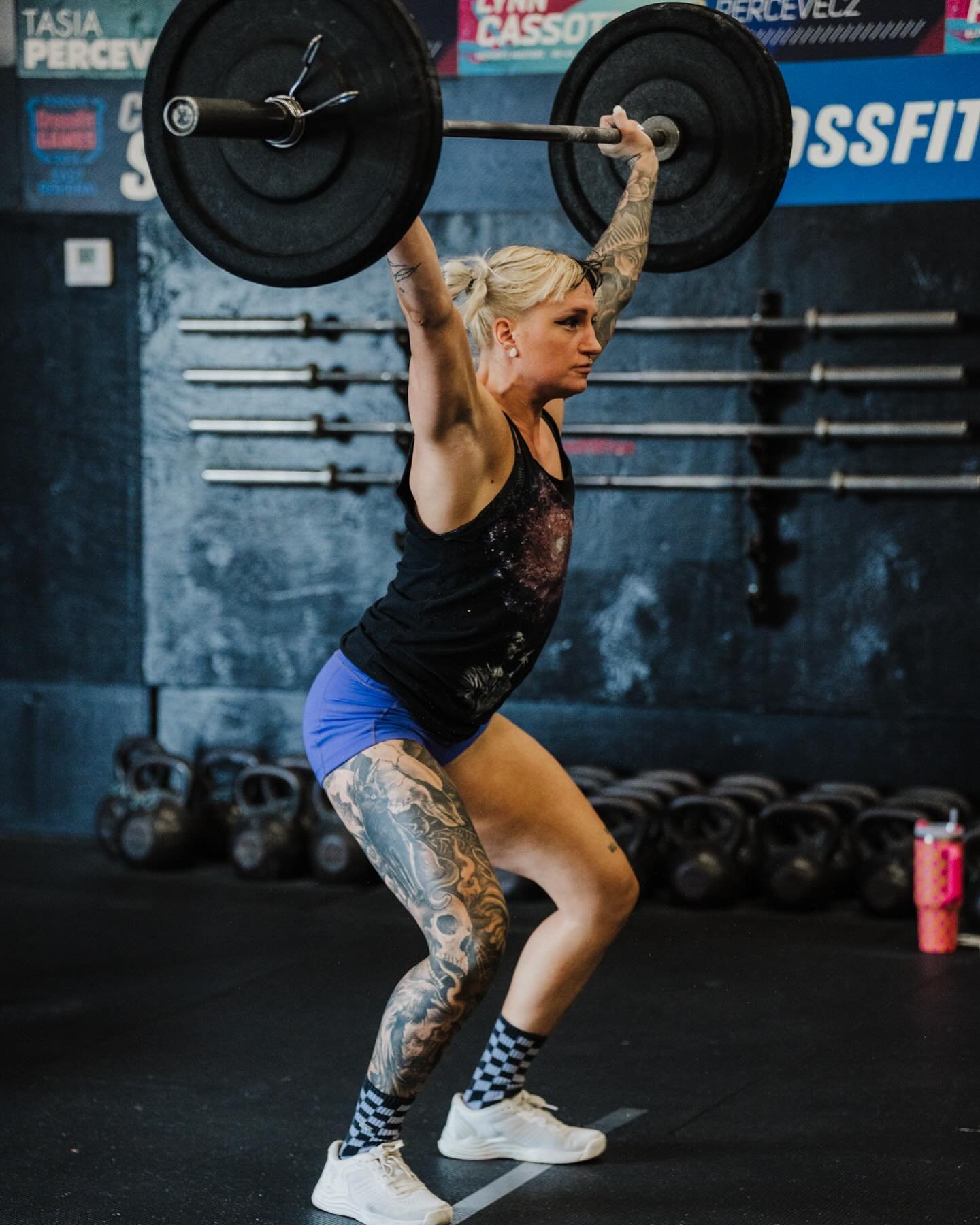 Tuesday strength/power brought to you by our PEAK program⚡️

A. 5 alternating sets:

A1. 5 hang power snatches

A2. 2-3 seated box jumps

A3. 10 banded squat jumps

📸 @tabathaskeltonphoto