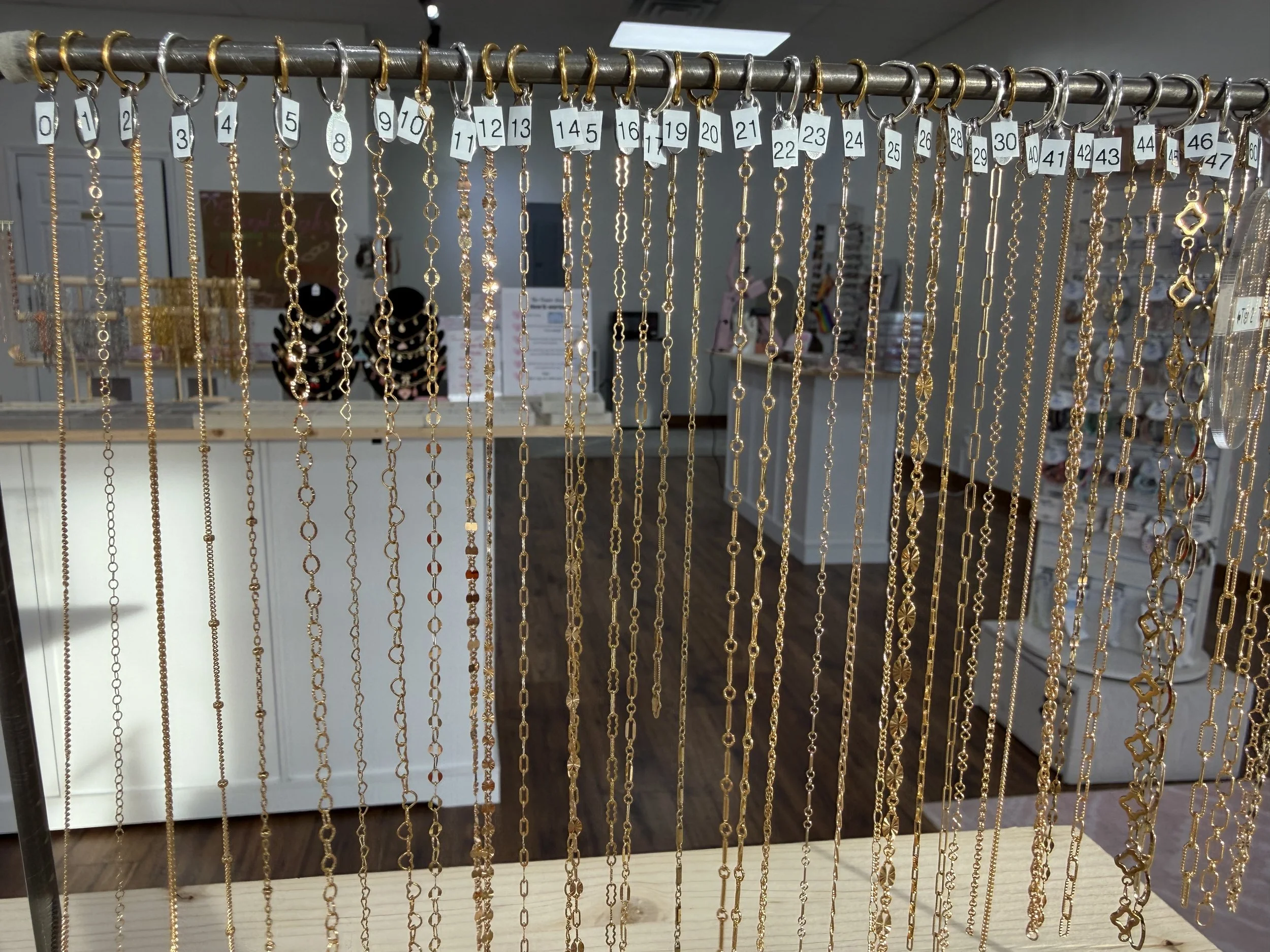 Please note: we carry even more chain options in-store at our boutiques. Not all available chains and styles are pictured on our website, so we highly recommend visiting us in person to see our full selection.