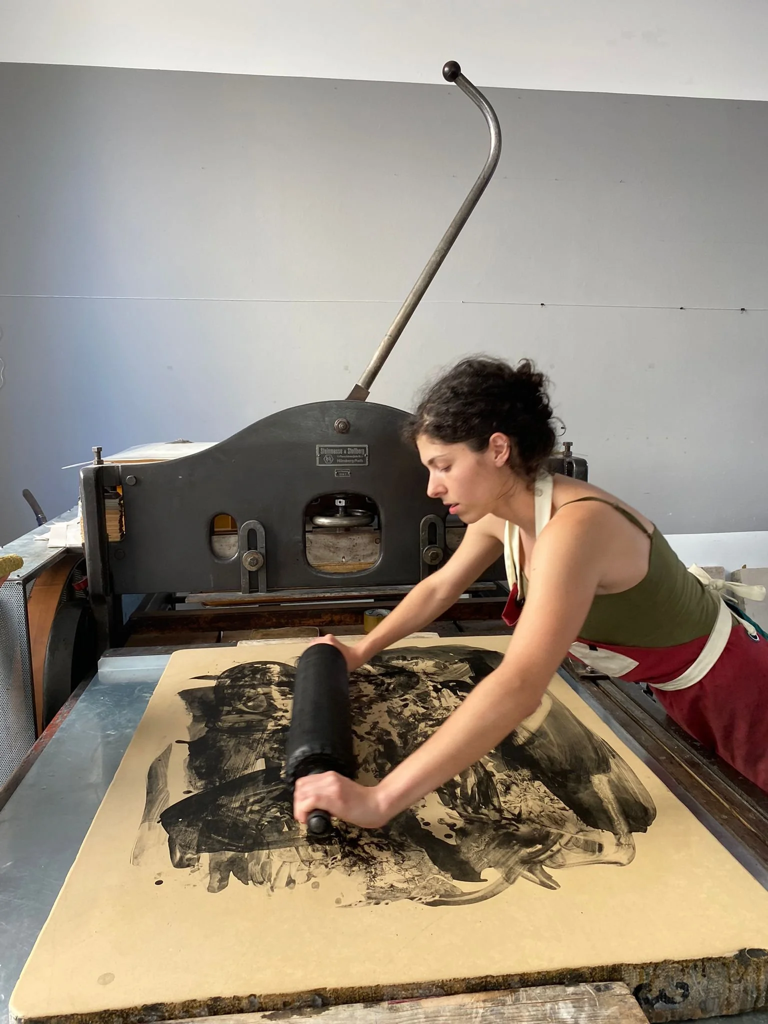1. Beim Drucken in Steindruckwerkstatt, Künstlerhaus München, Credits Raquel Ro.jpeg