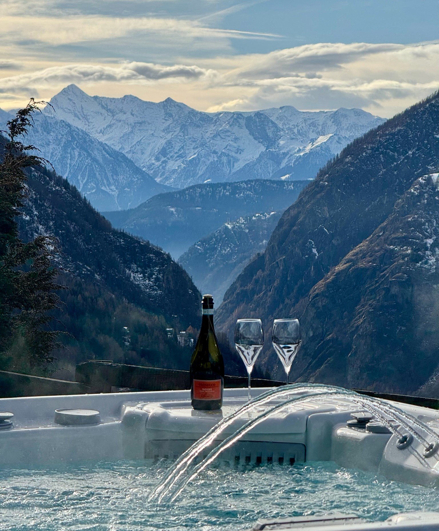 Outdoor hot tub at Chalet Snøstorm with panoramic Alpine views