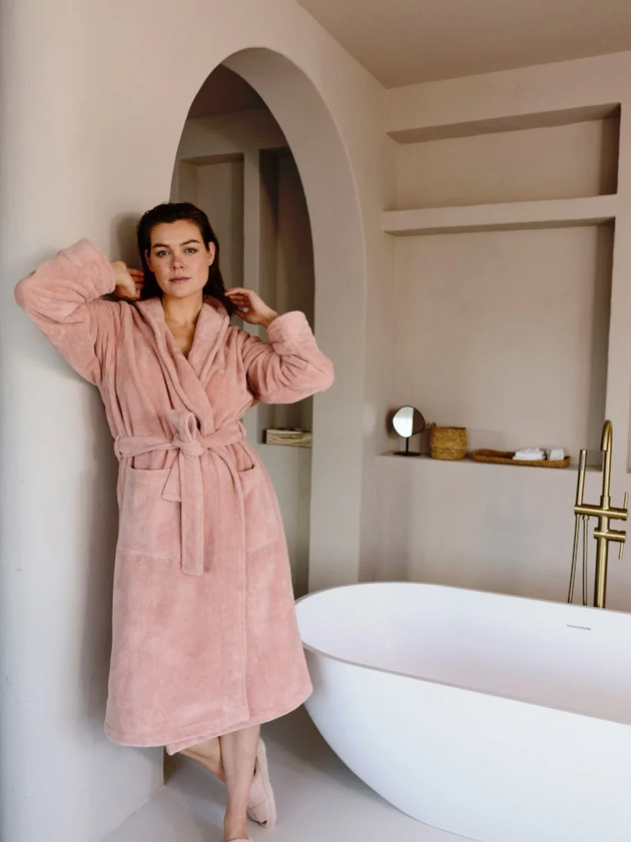 Beelden kunnen zoveel gevoel en sfeer uitdragen voor een merk. Ik word daar altijd zo blij van als ik me daar in mijn werk op kan focussen!

Van het type model, zijn of haar pose en expressie, de locatie, het interieur en niet te vergeten de producte