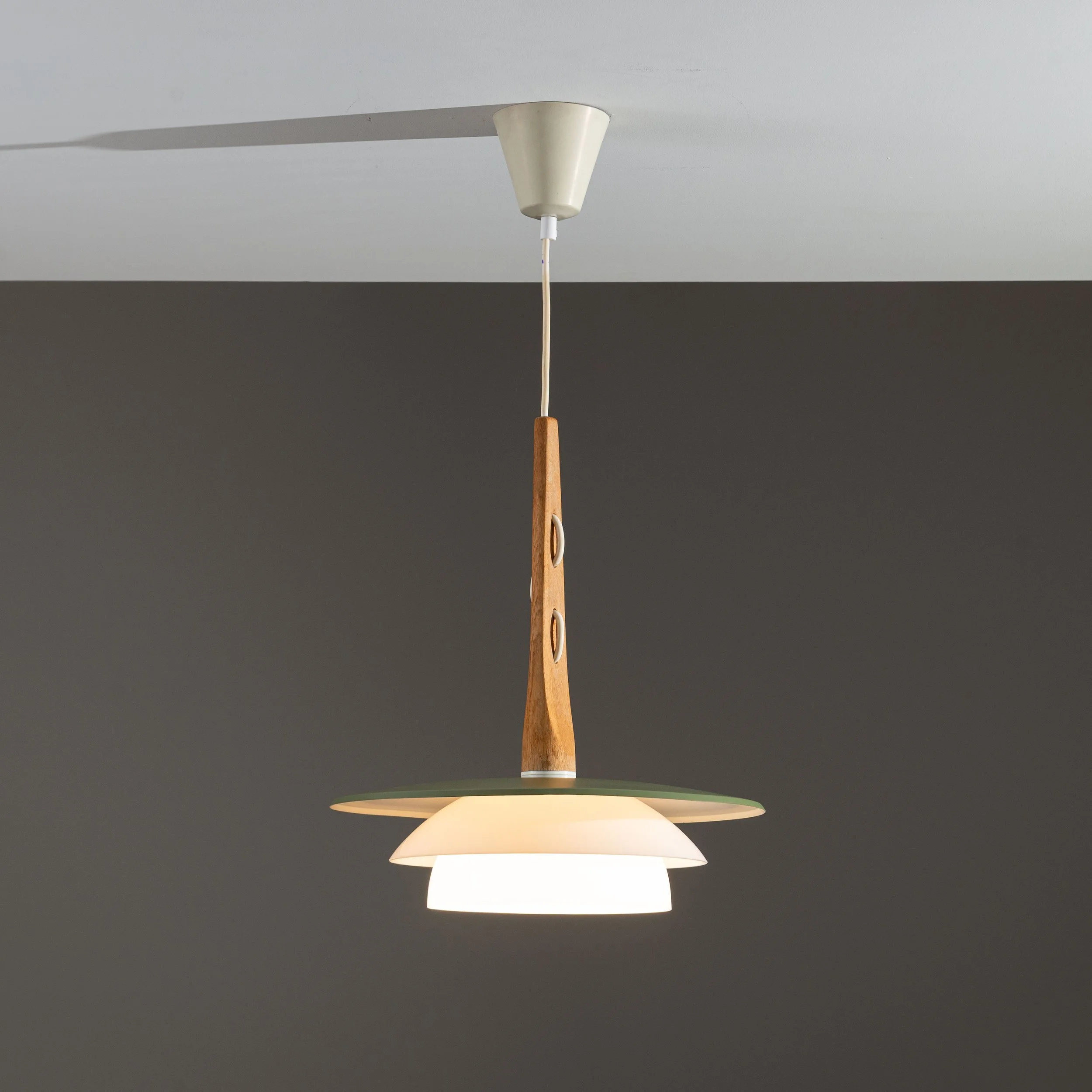 Pendant in solid oak wood with green shade and glass