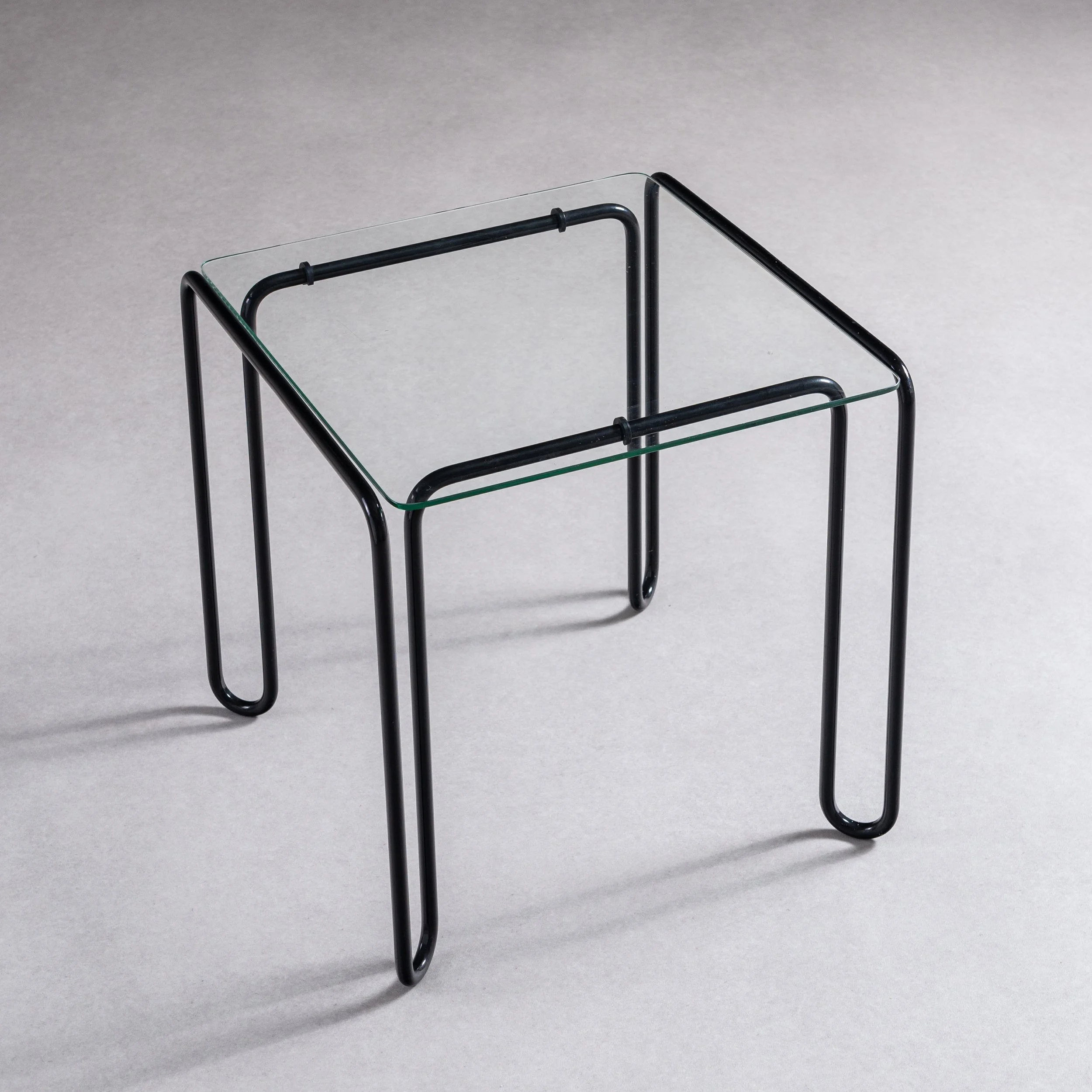 Minimalistic sidetable with glass top